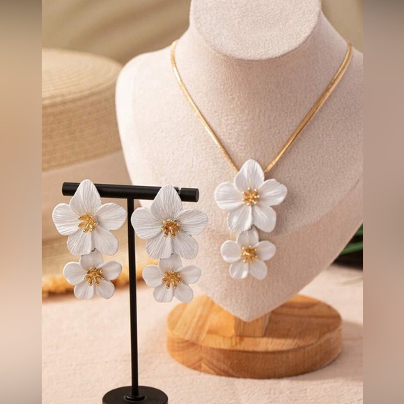White Flower Earrings and Necklace Set - Picture 3 of 7